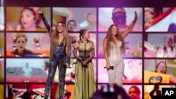 Sertab Erener, Eurovision Şarkı Yarışması'nın dün akşamki yarı finalinde sahne aldı. Yarışmayı daha önce kazanan Yunan şarkıcı Helena Paparizou (solda) ve İsveçli Charlotte Perrelli (sağda) de şarklarını söyledi