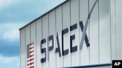 Logo của SpaceX tại Trung tâm vũ trụ Kennedy ở Cape Canaveral, bang Florida, Hoa Kỳ.